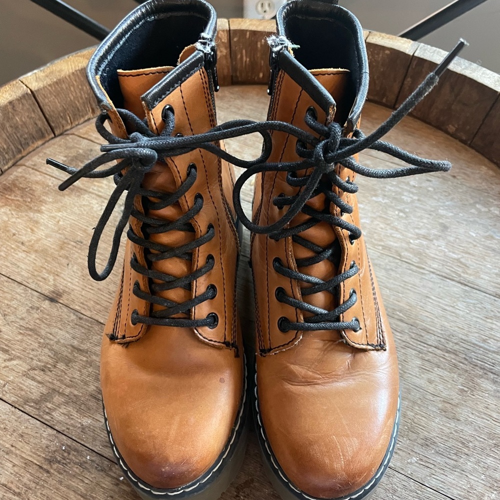 Barely worn “Elvis” platform boots 36 Roolee